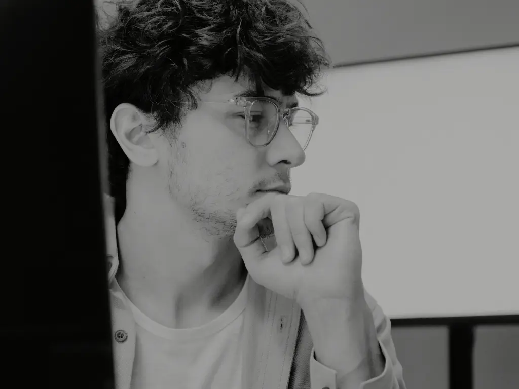 Digitoimiston työntekijä miettii hakukoneoptimointia yritykselle.